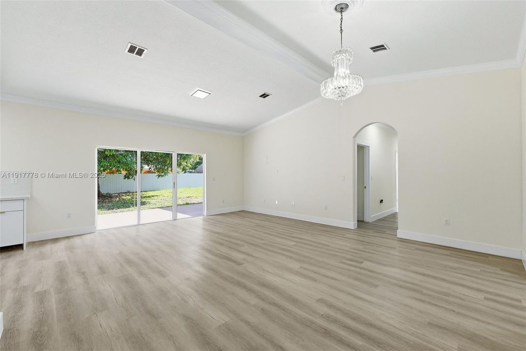 En Venta: $780,000 (4 camas, 2 baños, 1988 Pies cuadrados)