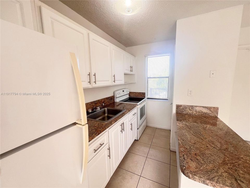 出租: $1,250 (0 贝兹, 1 浴室, 5935 平方英尺)