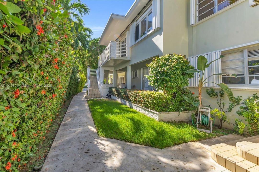 合同活跃: $3,000 (2 贝兹, 2 浴室, 1147 平方英尺)