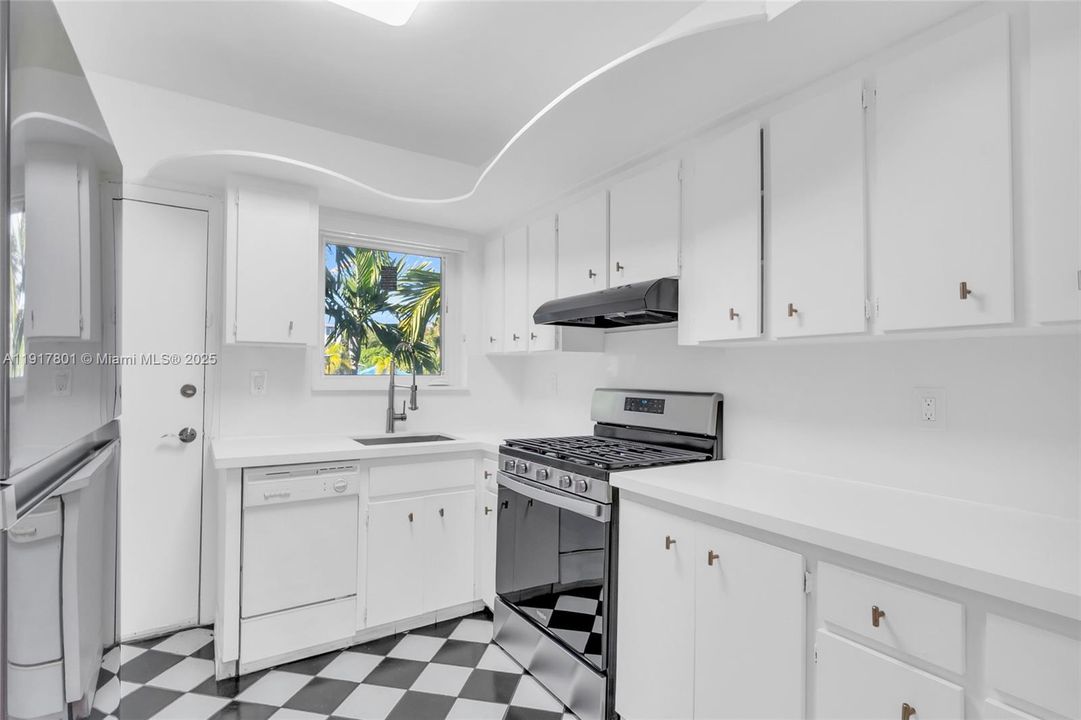 合同活跃: $3,000 (2 贝兹, 2 浴室, 1147 平方英尺)