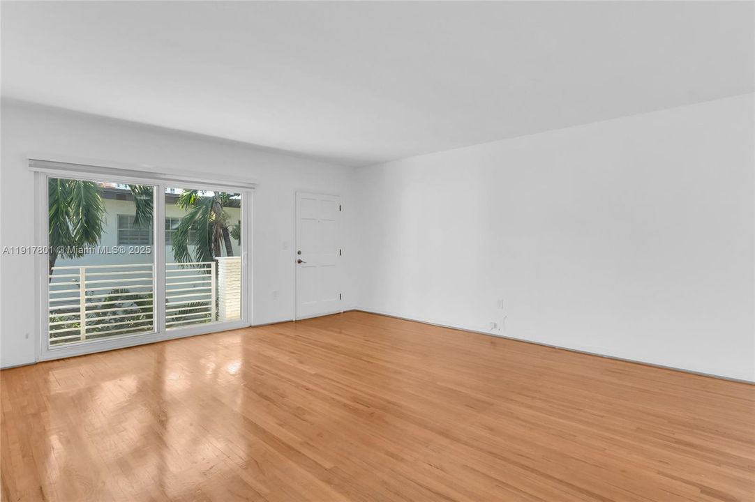 合同活跃: $3,000 (2 贝兹, 2 浴室, 1147 平方英尺)