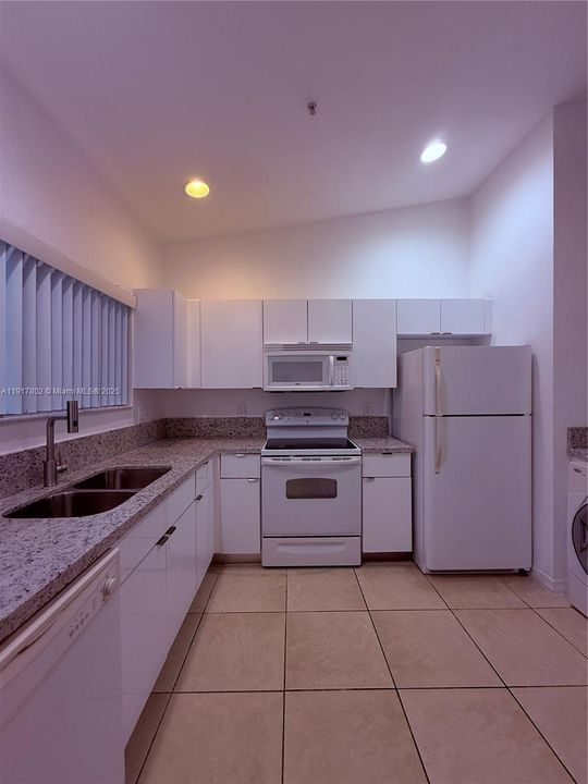 For Rent: $2,400 (2 beds, 2 baths, 950 Square Feet)