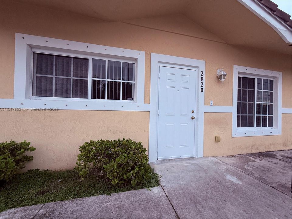 For Rent: $2,400 (2 beds, 2 baths, 950 Square Feet)