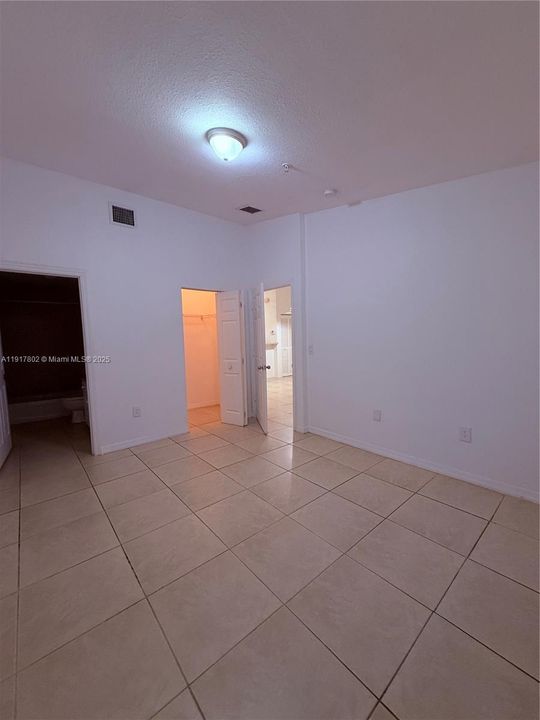 For Rent: $2,400 (2 beds, 2 baths, 950 Square Feet)