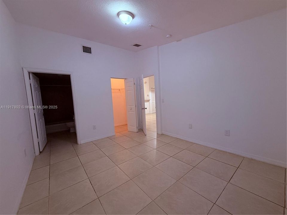 For Rent: $2,400 (2 beds, 2 baths, 950 Square Feet)