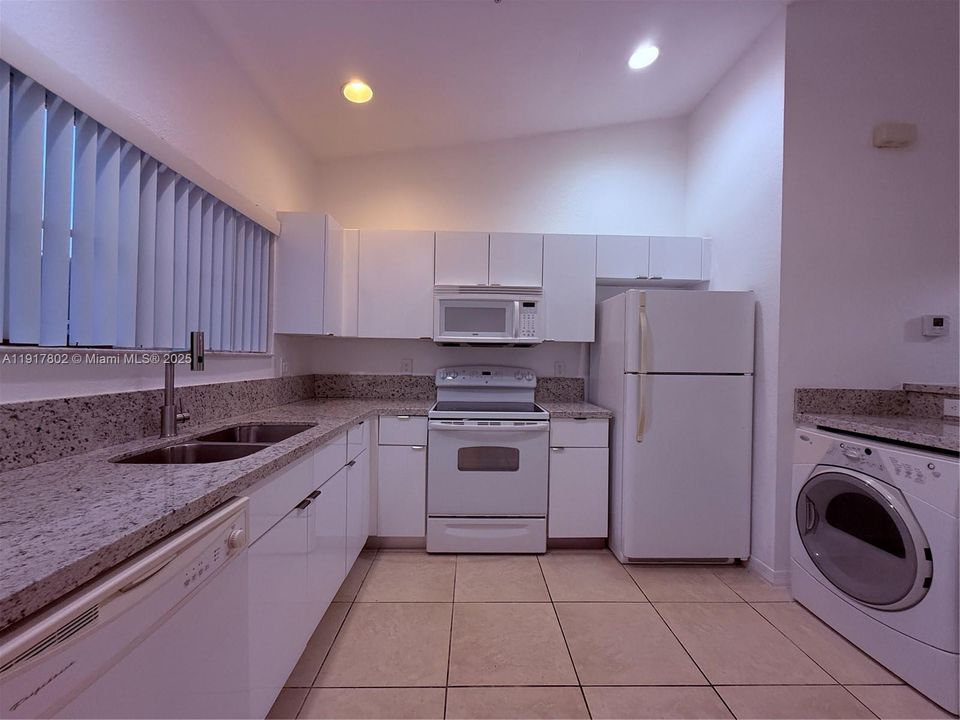 For Rent: $2,400 (2 beds, 2 baths, 950 Square Feet)