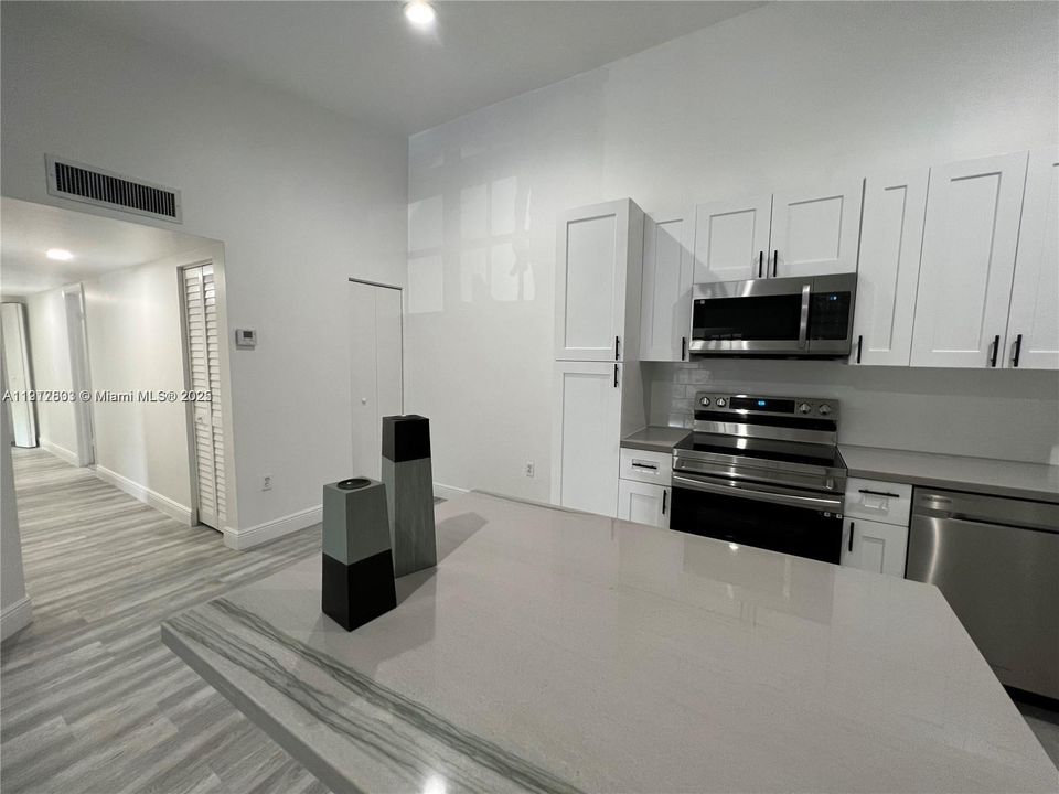 Под контрактом: $2,950 (3 спален, 2 ванн, 1239 Квадратных фут)