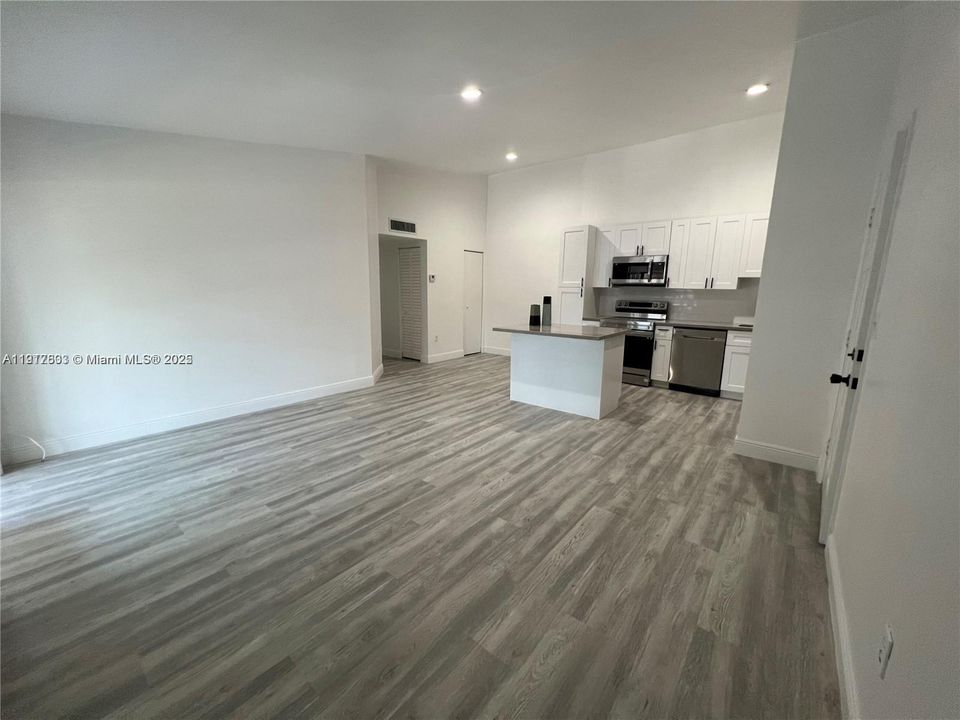 Под контрактом: $2,950 (3 спален, 2 ванн, 1239 Квадратных фут)