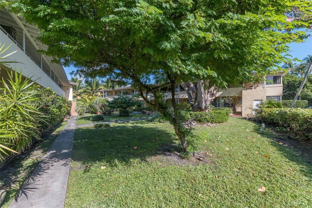 Active With Contract: $380,000 (1 beds, 1 baths, 779 Square Feet)