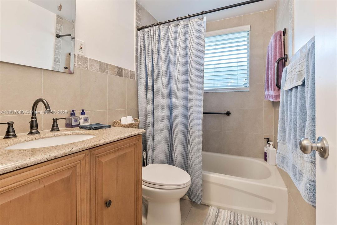 Active With Contract: $380,000 (1 beds, 1 baths, 779 Square Feet)