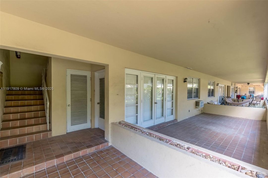 Active With Contract: $380,000 (1 beds, 1 baths, 779 Square Feet)