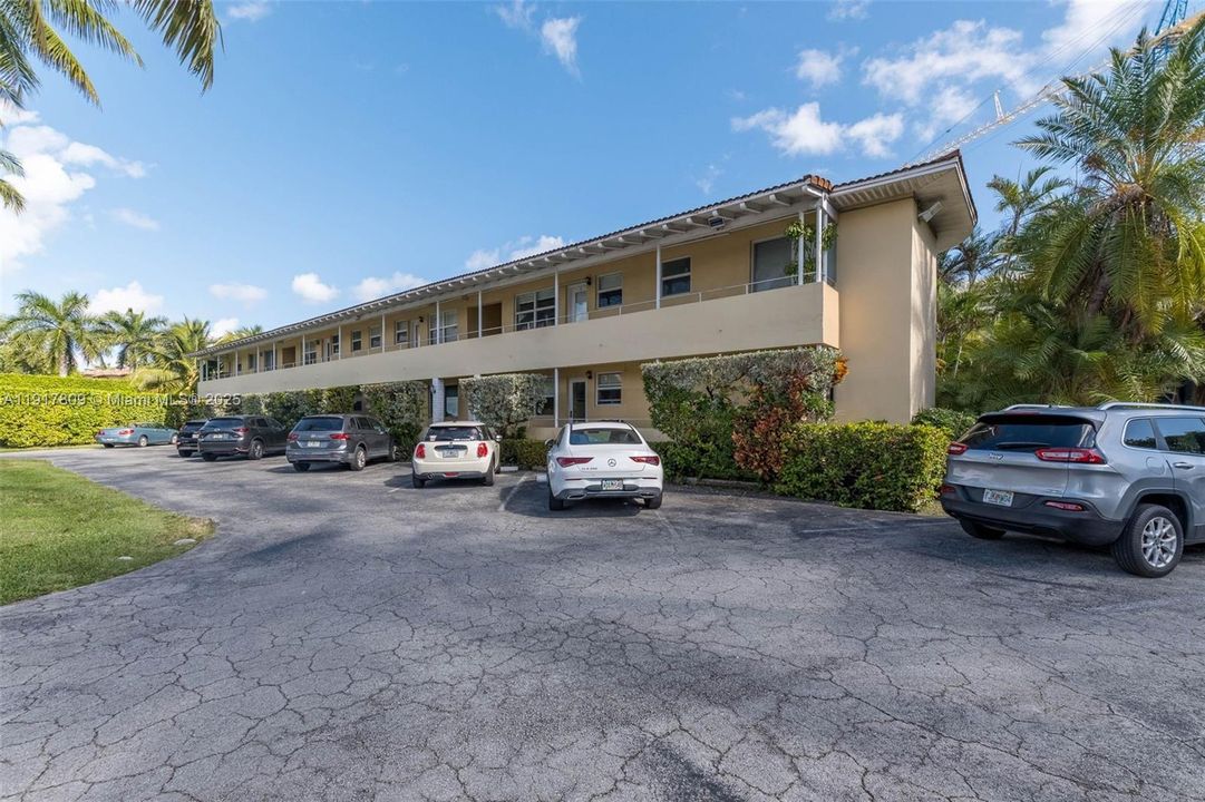 Active With Contract: $380,000 (1 beds, 1 baths, 779 Square Feet)