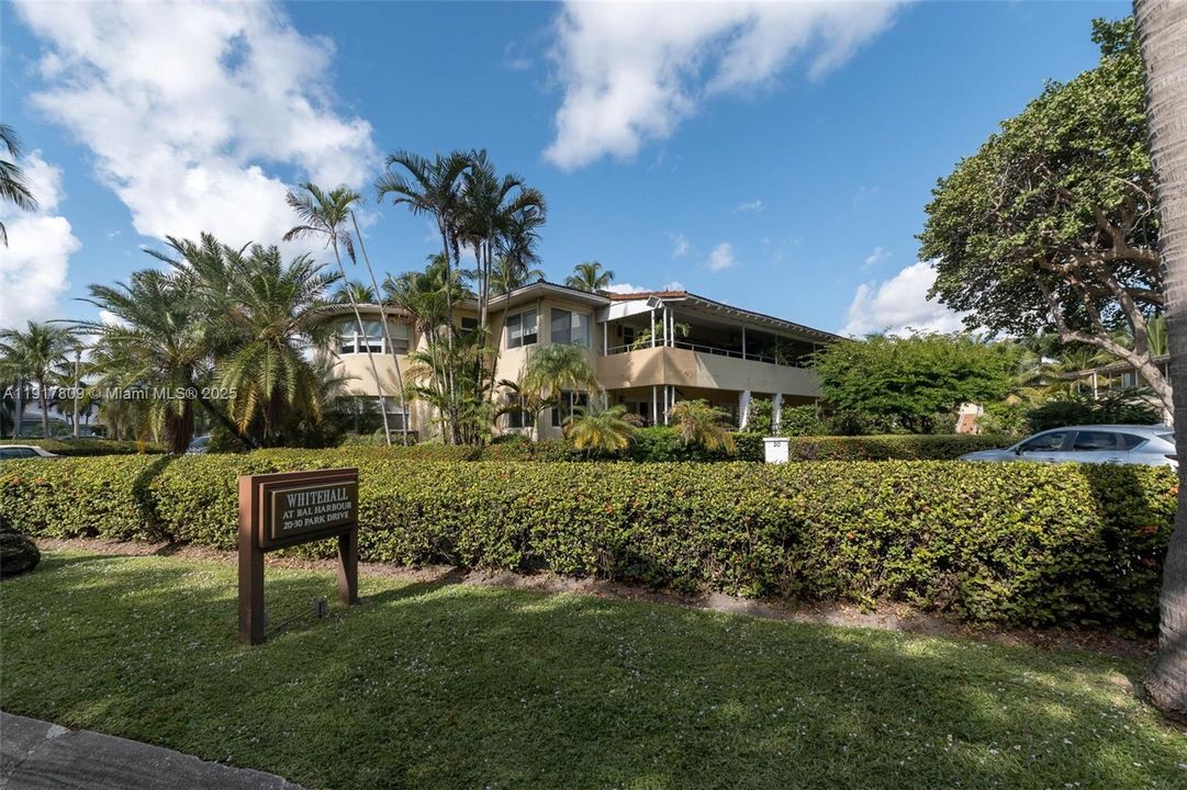 Active With Contract: $380,000 (1 beds, 1 baths, 779 Square Feet)