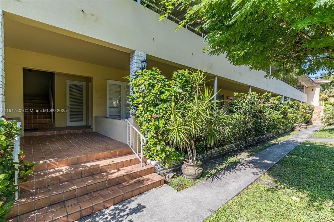 Active With Contract: $380,000 (1 beds, 1 baths, 779 Square Feet)