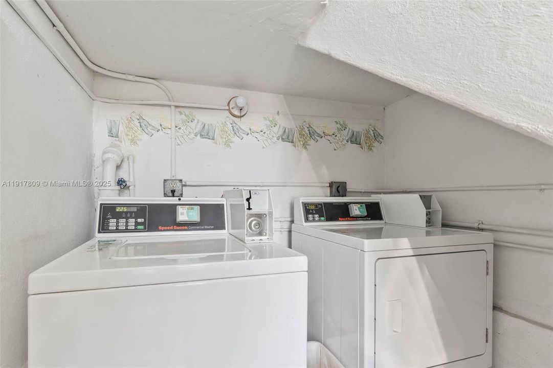 Active With Contract: $380,000 (1 beds, 1 baths, 779 Square Feet)