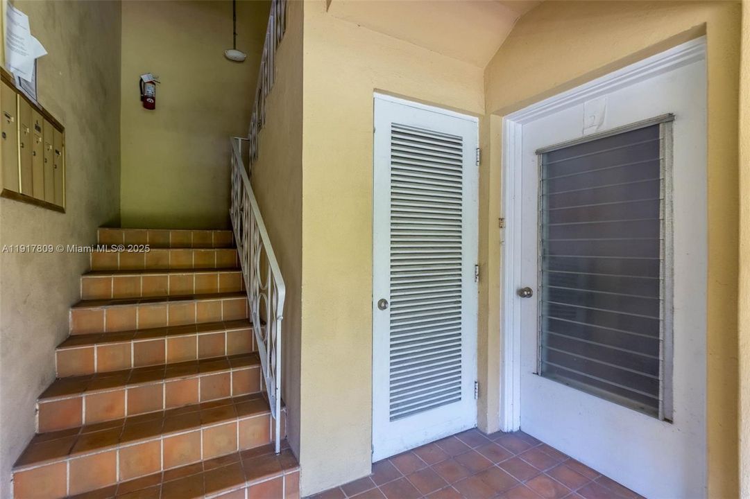 Active With Contract: $380,000 (1 beds, 1 baths, 779 Square Feet)