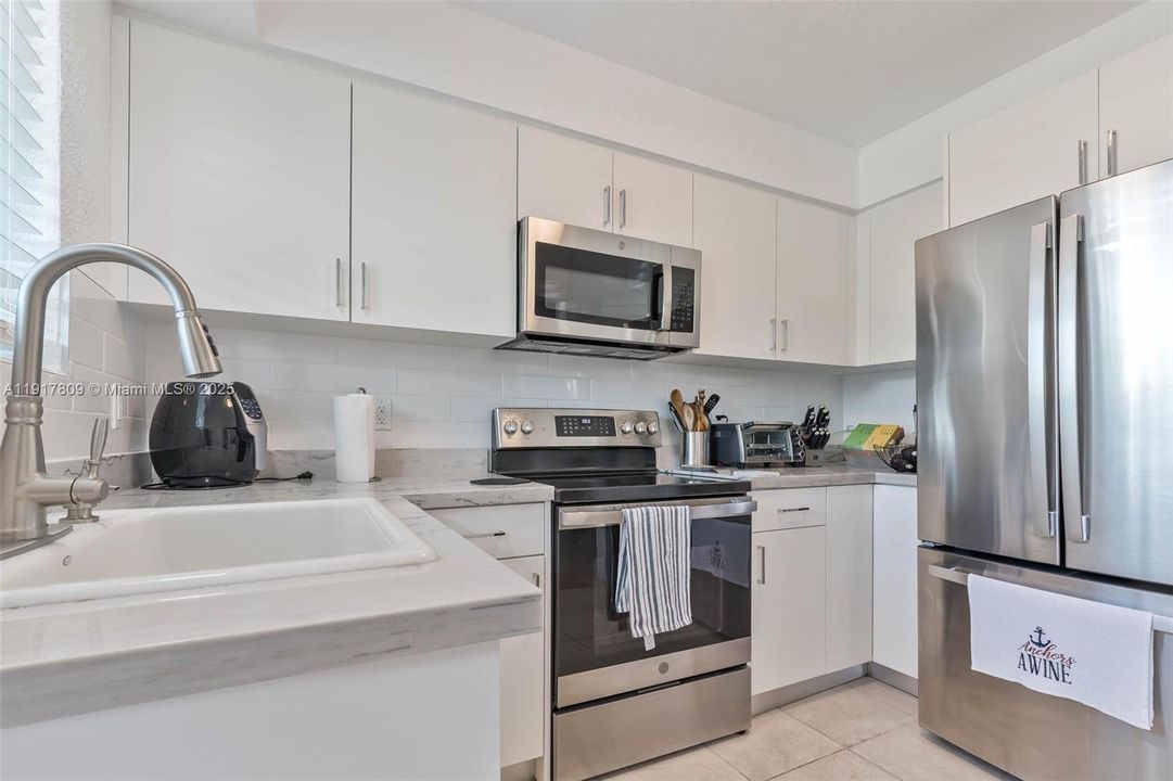 Active With Contract: $380,000 (1 beds, 1 baths, 779 Square Feet)