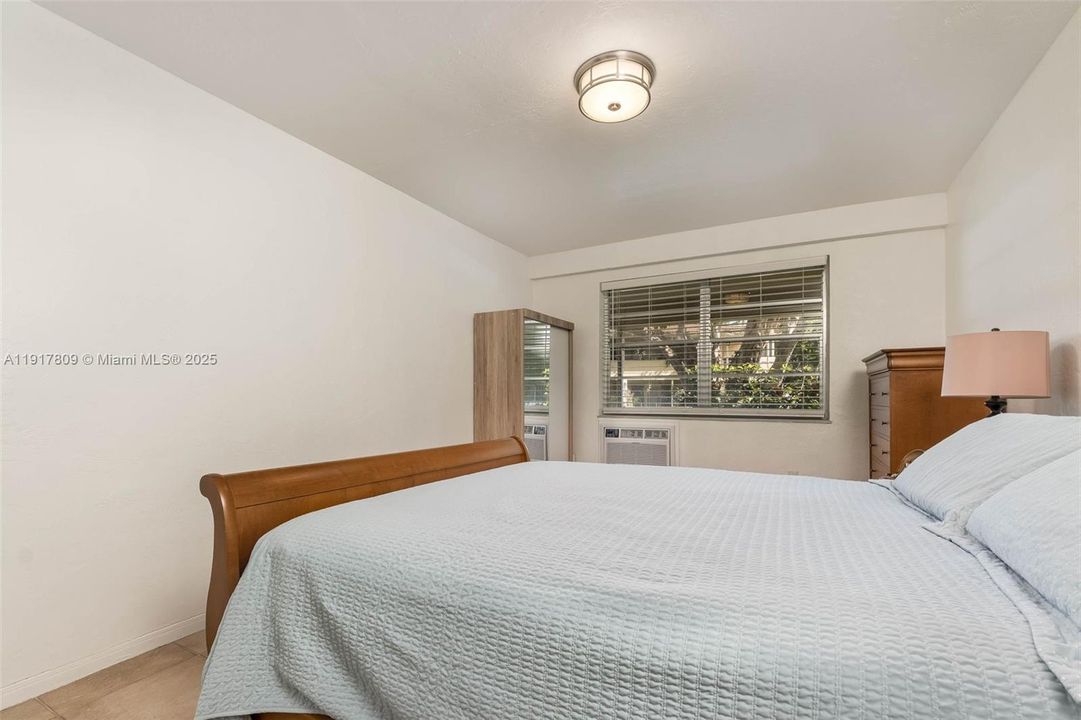 Active With Contract: $380,000 (1 beds, 1 baths, 779 Square Feet)