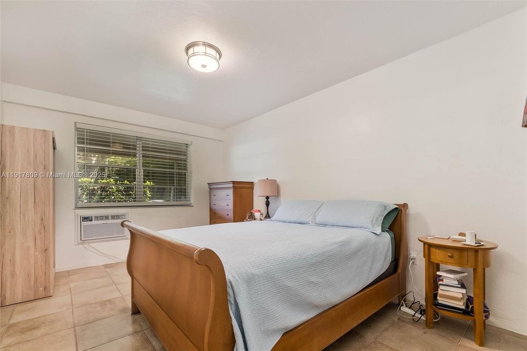 Active With Contract: $380,000 (1 beds, 1 baths, 779 Square Feet)