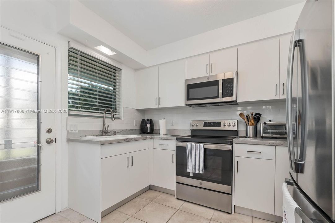 Active With Contract: $380,000 (1 beds, 1 baths, 779 Square Feet)