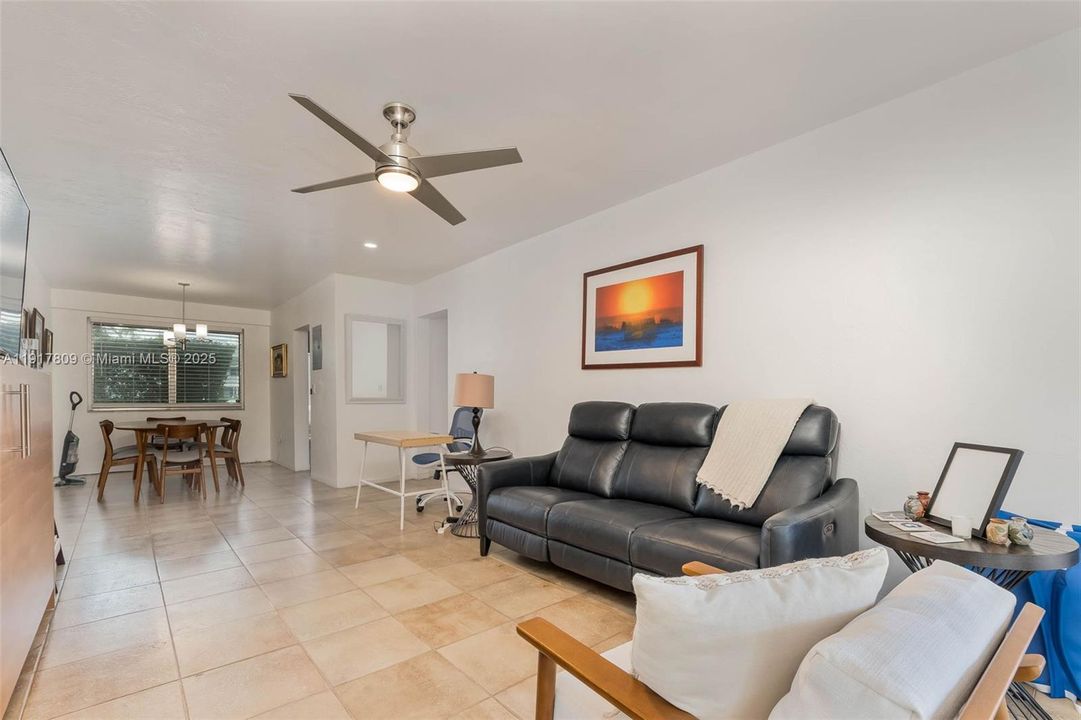 Active With Contract: $380,000 (1 beds, 1 baths, 779 Square Feet)