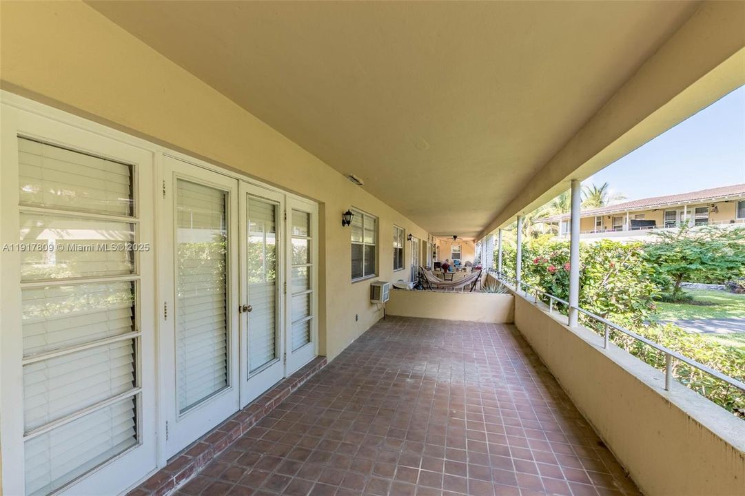 Active With Contract: $380,000 (1 beds, 1 baths, 779 Square Feet)