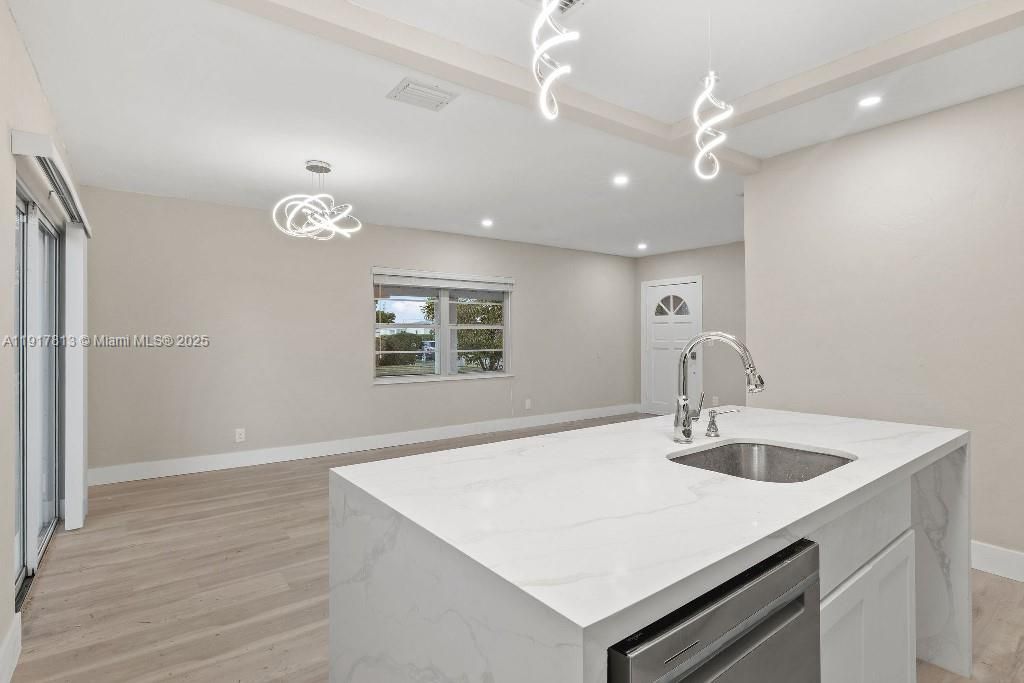 На продажу: $550,000 (3 спален, 1 ванн, 936 Квадратных фут)