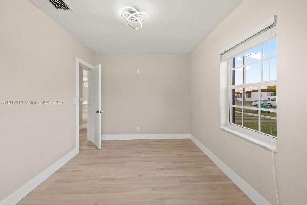 На продажу: $550,000 (3 спален, 1 ванн, 936 Квадратных фут)