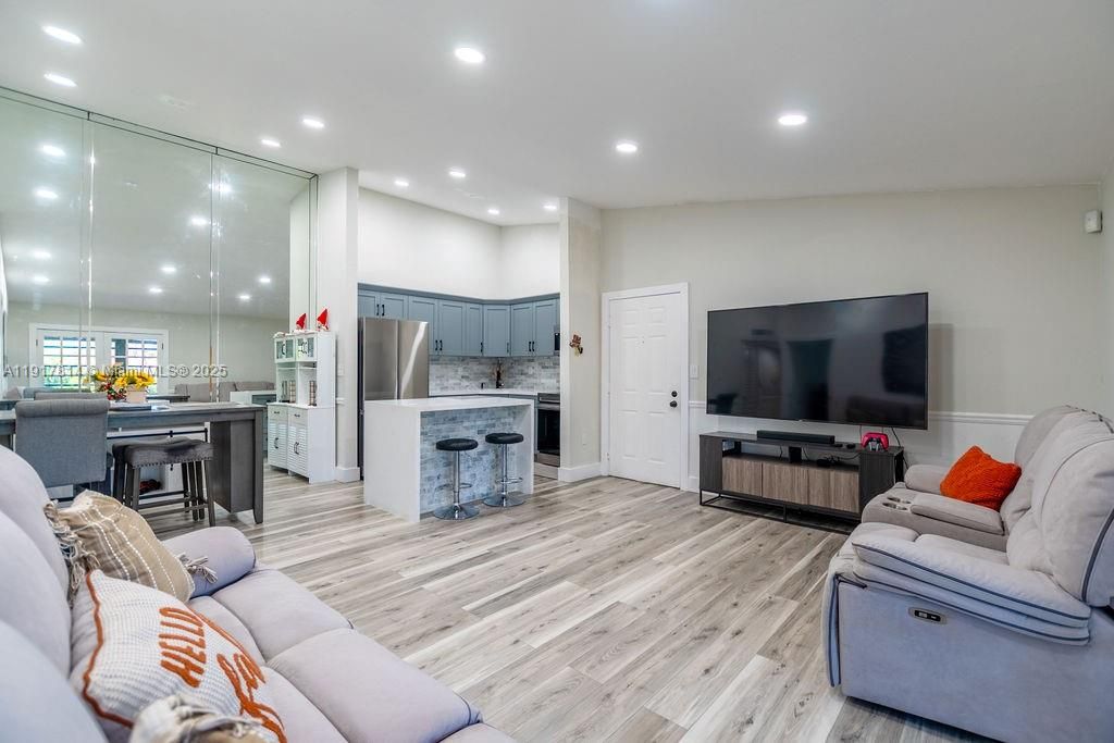 En Venta: $249,900 (2 camas, 2 baños, 1070 Pies cuadrados)