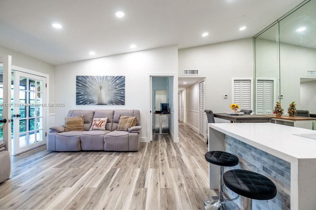 En Venta: $249,900 (2 camas, 2 baños, 1070 Pies cuadrados)