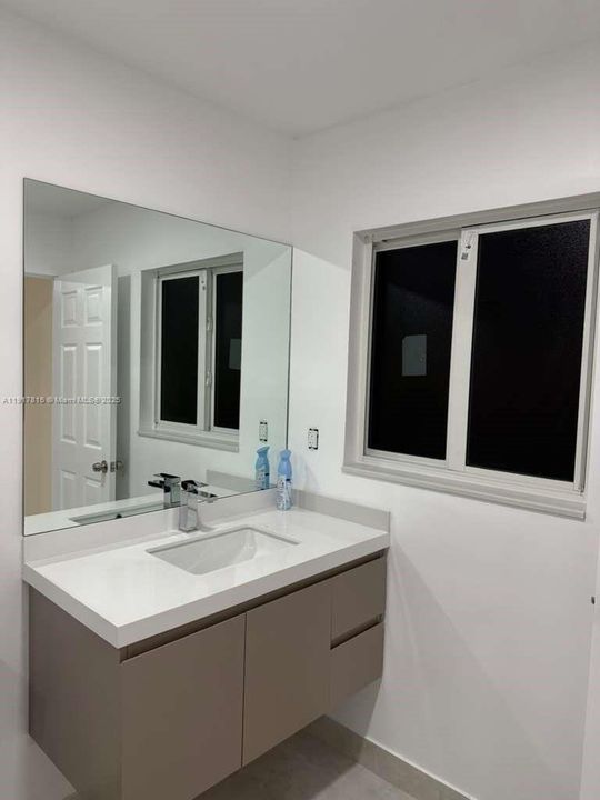 Active With Contract: $3,200 (3 beds, 2 baths, 1065 Square Feet)