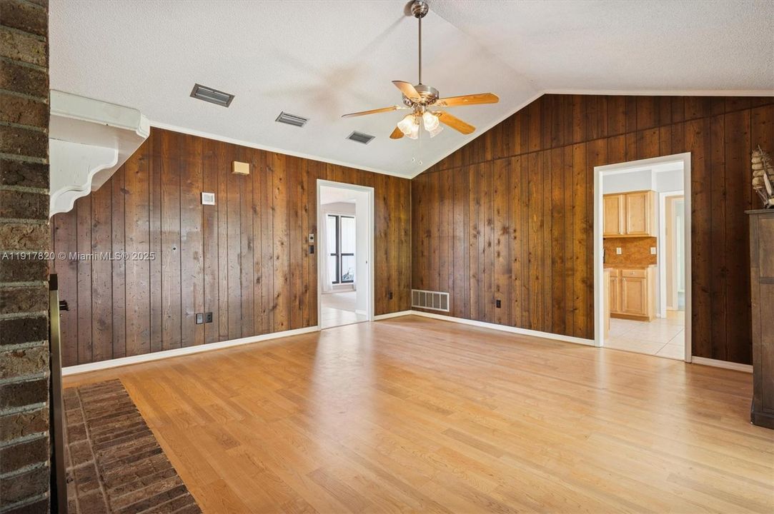 待售: $325,000 (3 贝兹, 2 浴室, 1630 平方英尺)