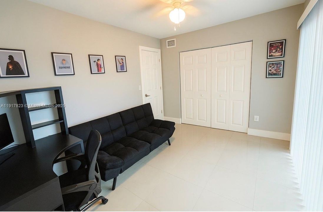 Под контрактом: $497,770 (3 спален, 2 ванн, 1378 Квадратных фут)