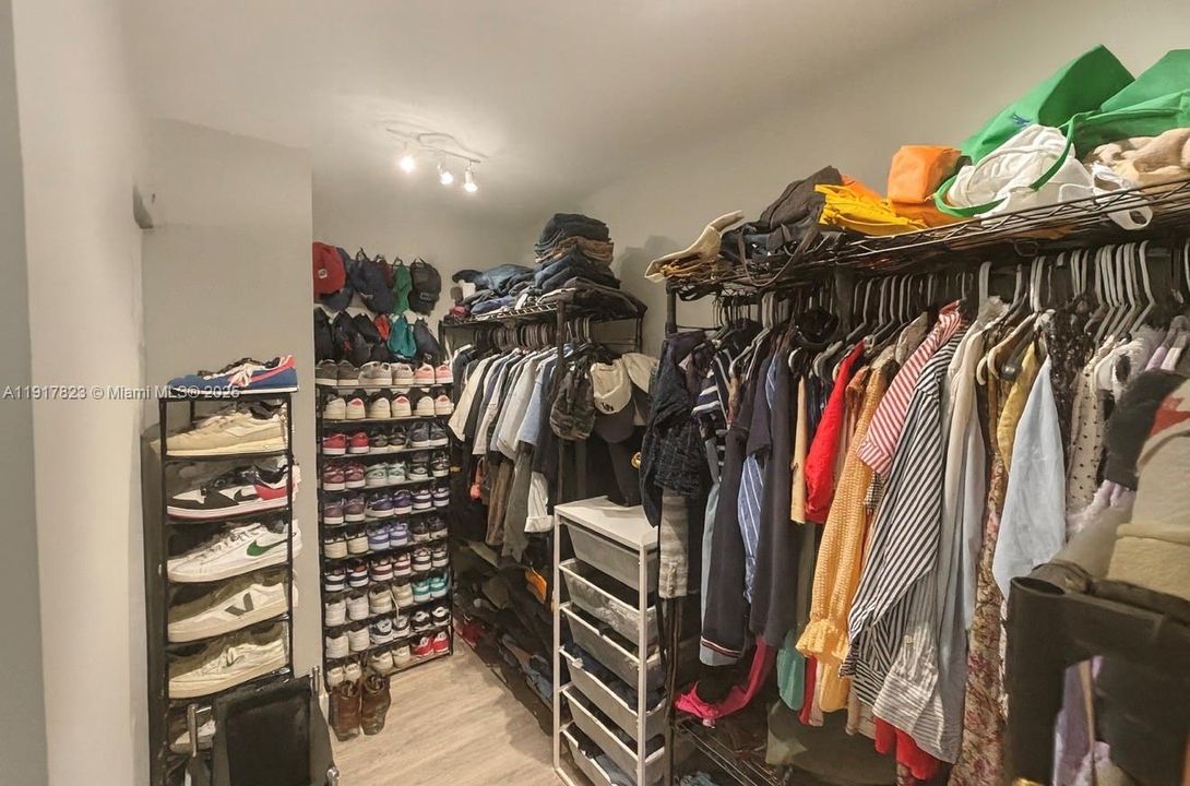 Под контрактом: $497,770 (3 спален, 2 ванн, 1378 Квадратных фут)