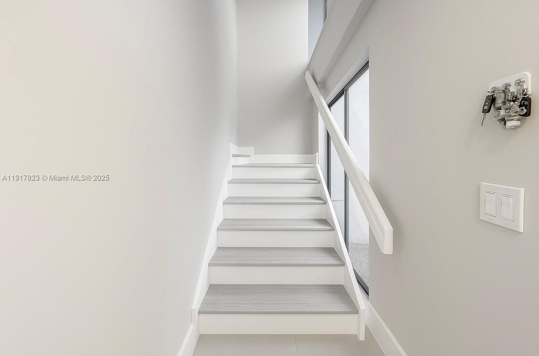 Под контрактом: $497,770 (3 спален, 2 ванн, 1378 Квадратных фут)