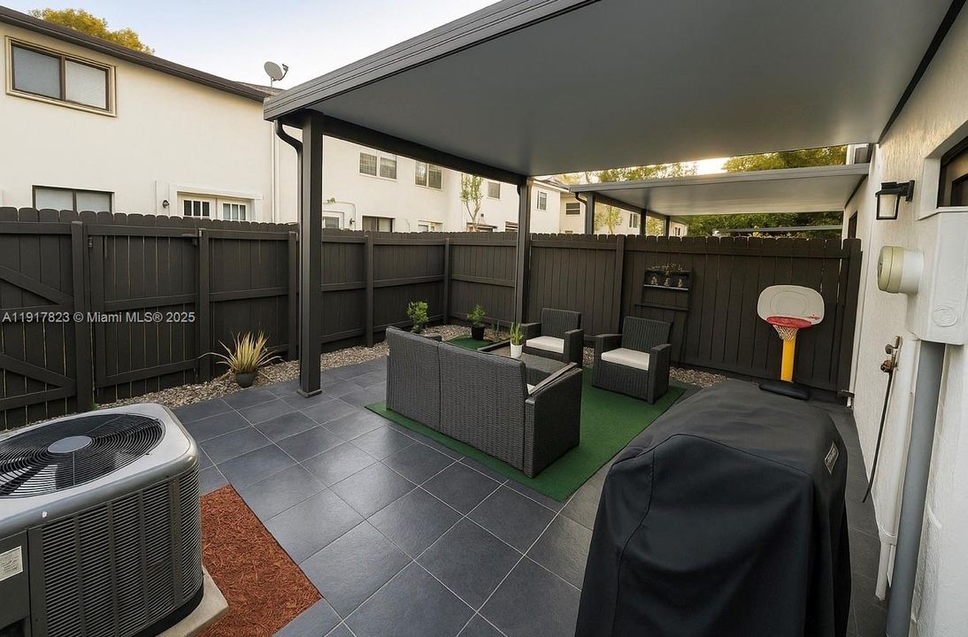 Под контрактом: $497,770 (3 спален, 2 ванн, 1378 Квадратных фут)