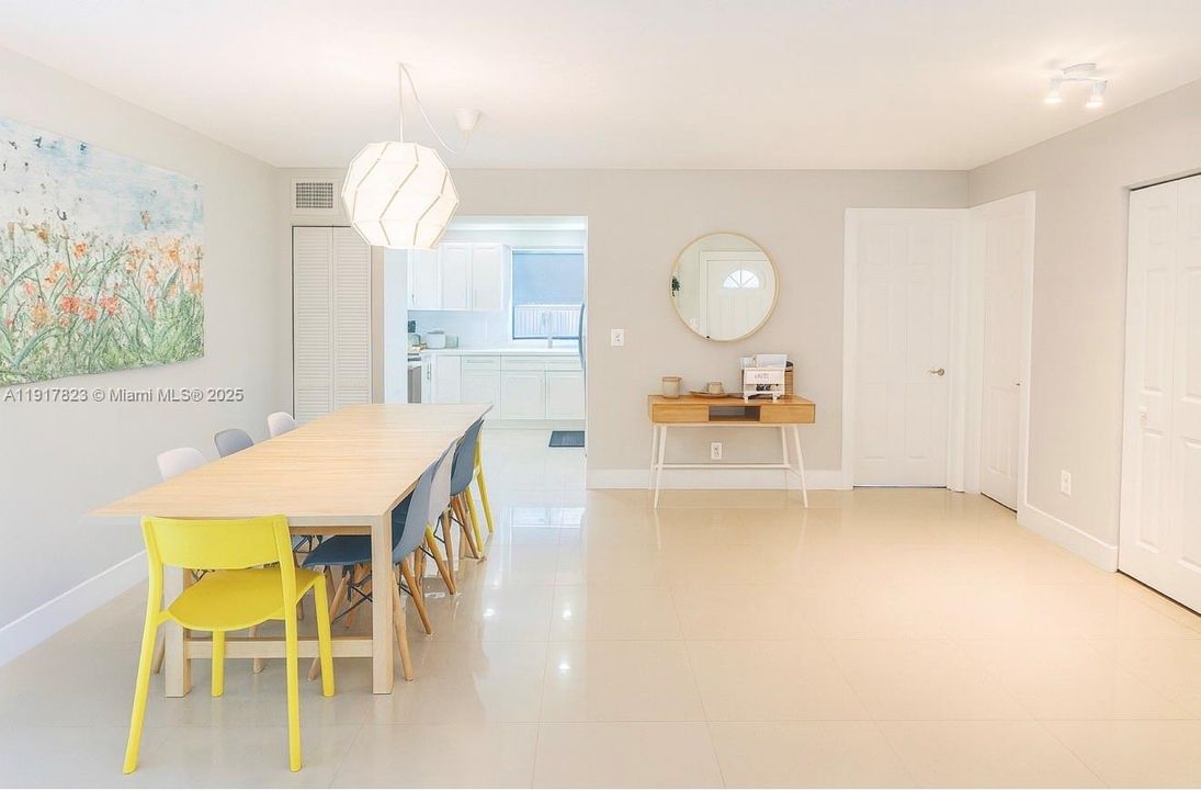 Под контрактом: $497,770 (3 спален, 2 ванн, 1378 Квадратных фут)