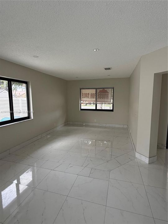 出租: $4,100 (3 贝兹, 2 浴室, 1723 平方英尺)