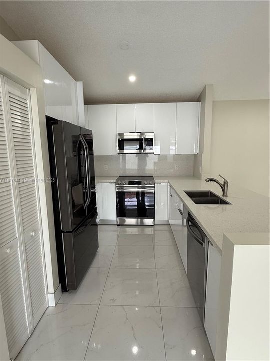 出租: $4,100 (3 贝兹, 2 浴室, 1723 平方英尺)