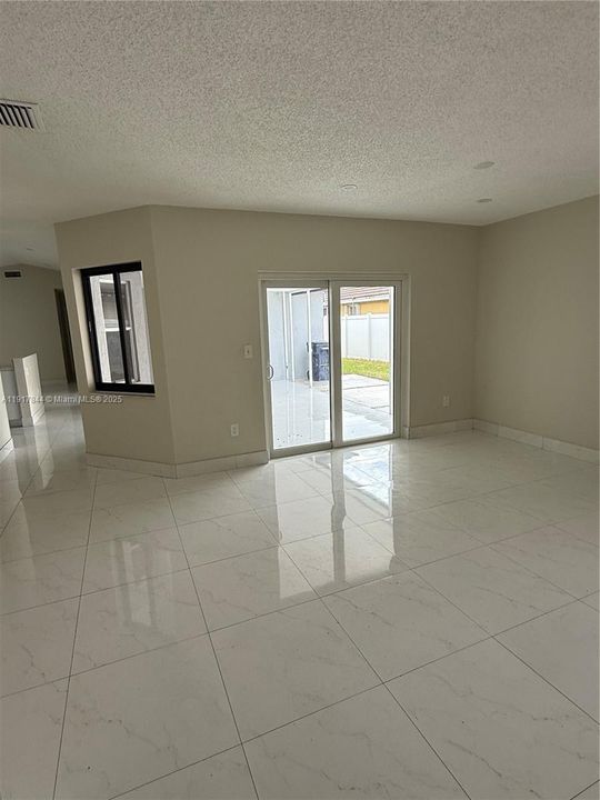 出租: $4,100 (3 贝兹, 2 浴室, 1723 平方英尺)