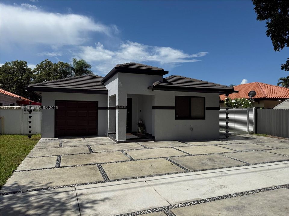 出租: $4,100 (3 贝兹, 2 浴室, 1723 平方英尺)