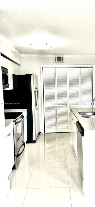 For Sale: $193,000 (1 beds, 1 baths, 950 Square Feet)