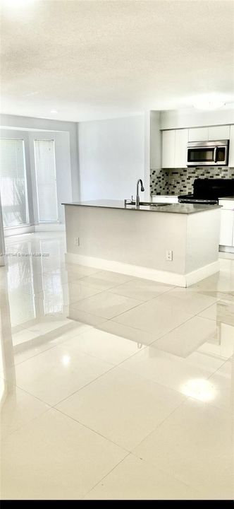 For Sale: $193,000 (1 beds, 1 baths, 950 Square Feet)