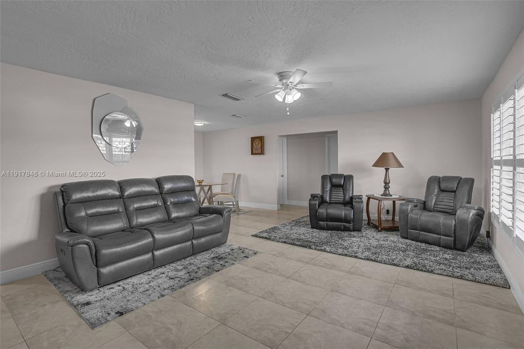 En Venta: $357,500 (2 camas, 2 baños, 1587 Pies cuadrados)