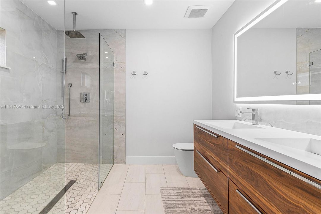 For Sale: $2,650,000 (3 beds, 2 baths, 1934 Square Feet)