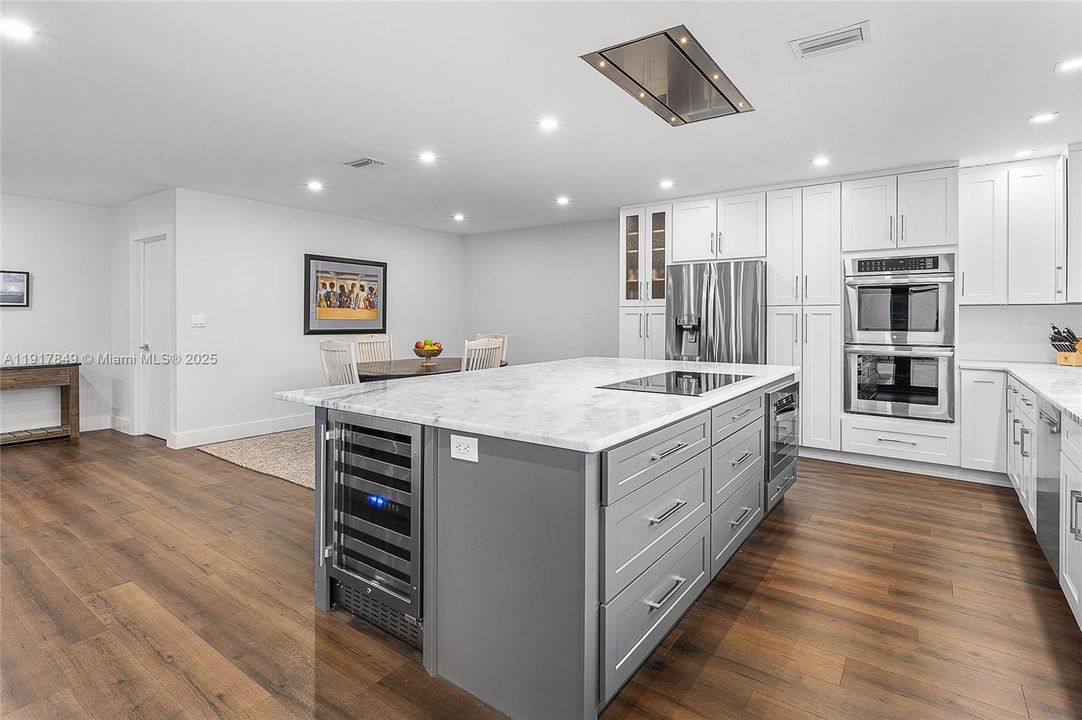 For Sale: $2,650,000 (3 beds, 2 baths, 1934 Square Feet)