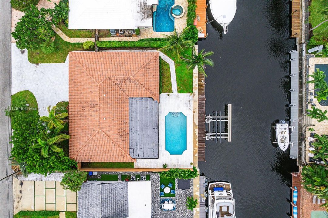 For Sale: $2,650,000 (3 beds, 2 baths, 1934 Square Feet)