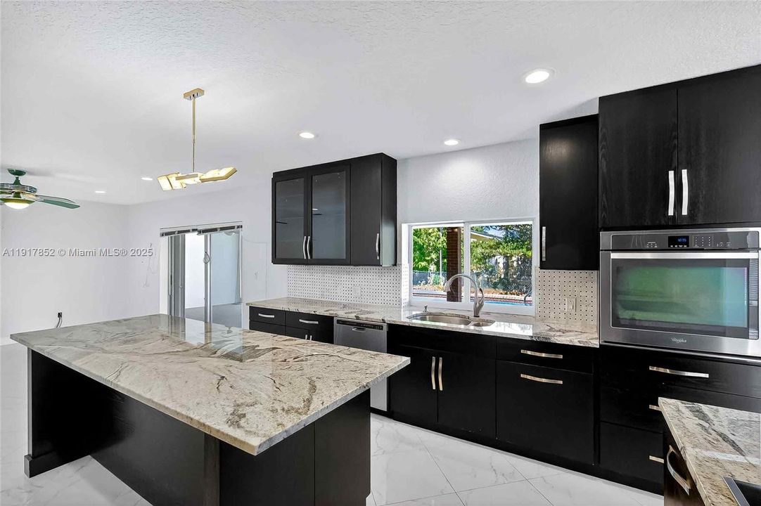 合同活跃: $995,000 (3 贝兹, 2 浴室, 2176 平方英尺)