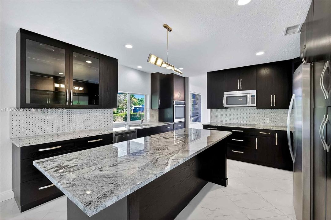 合同活跃: $995,000 (3 贝兹, 2 浴室, 2176 平方英尺)