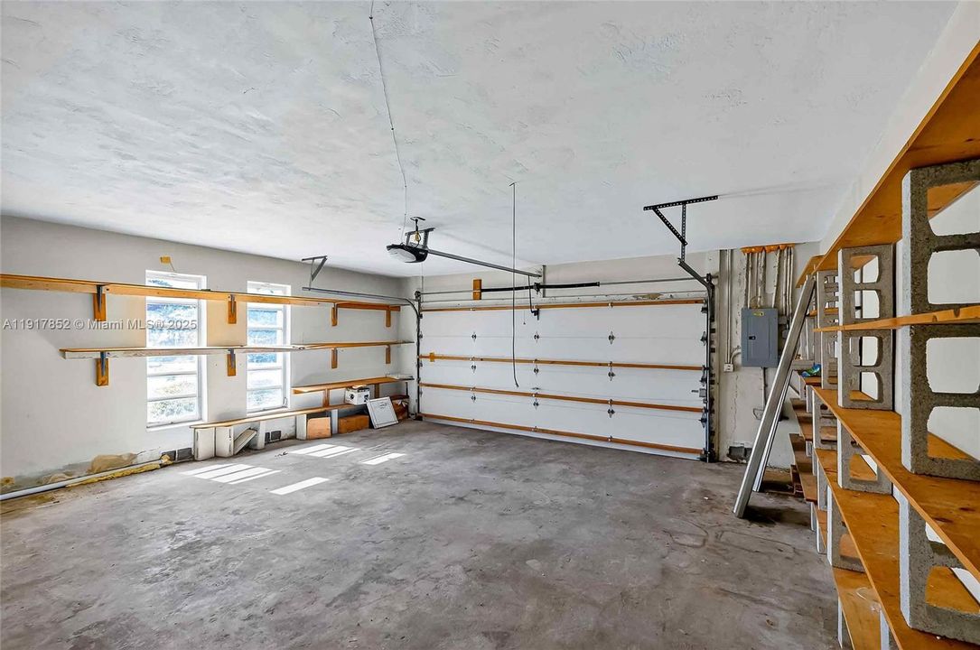 合同活跃: $995,000 (3 贝兹, 2 浴室, 2176 平方英尺)